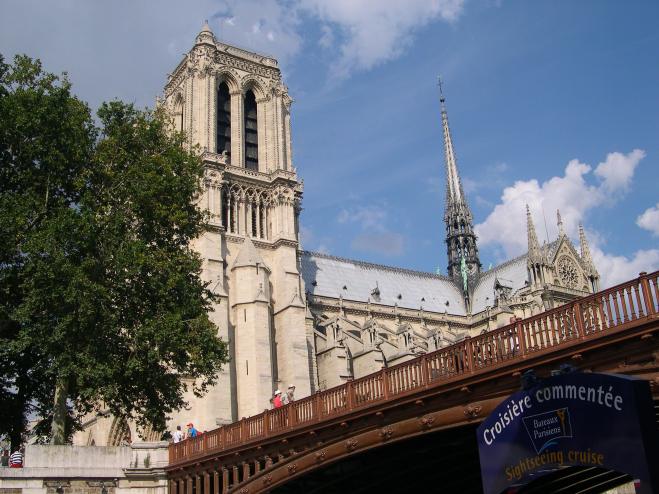  tours de Notre dame vues depuis les berges de la Seine